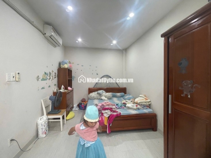 7 tỷ 2 - 100m ngang hơn 8m nhà 3 tầng kiên cố sát Vạn Phúc City - HẺM XE HƠI TỚI CỬA
